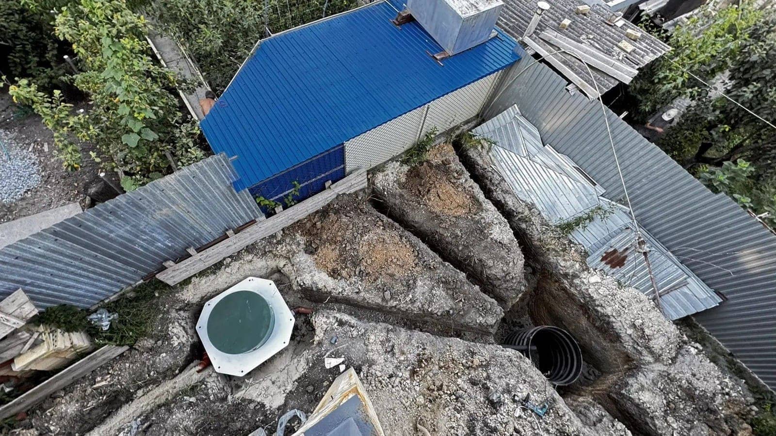 Двор, где выгребная яма из бетонных колец быстро наполняется