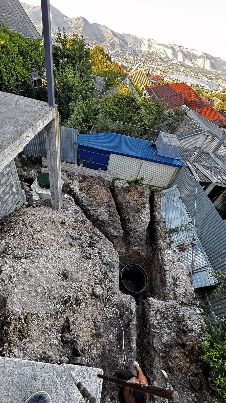 Участок на склоне во время монтажа, вид сверху